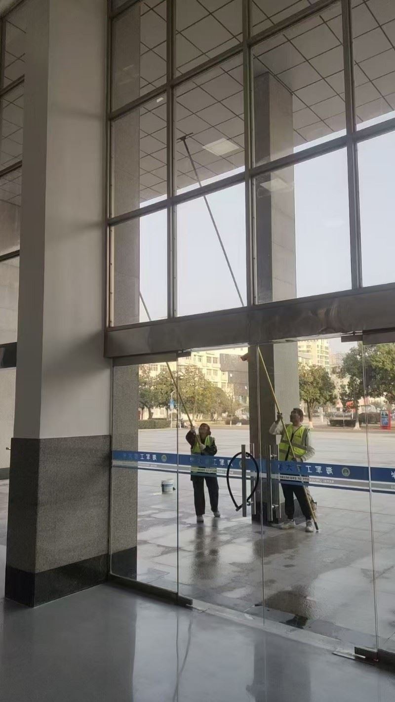 深圳高空玻璃清洗公司 清洗幕墙玻璃 广告牌清洁服务