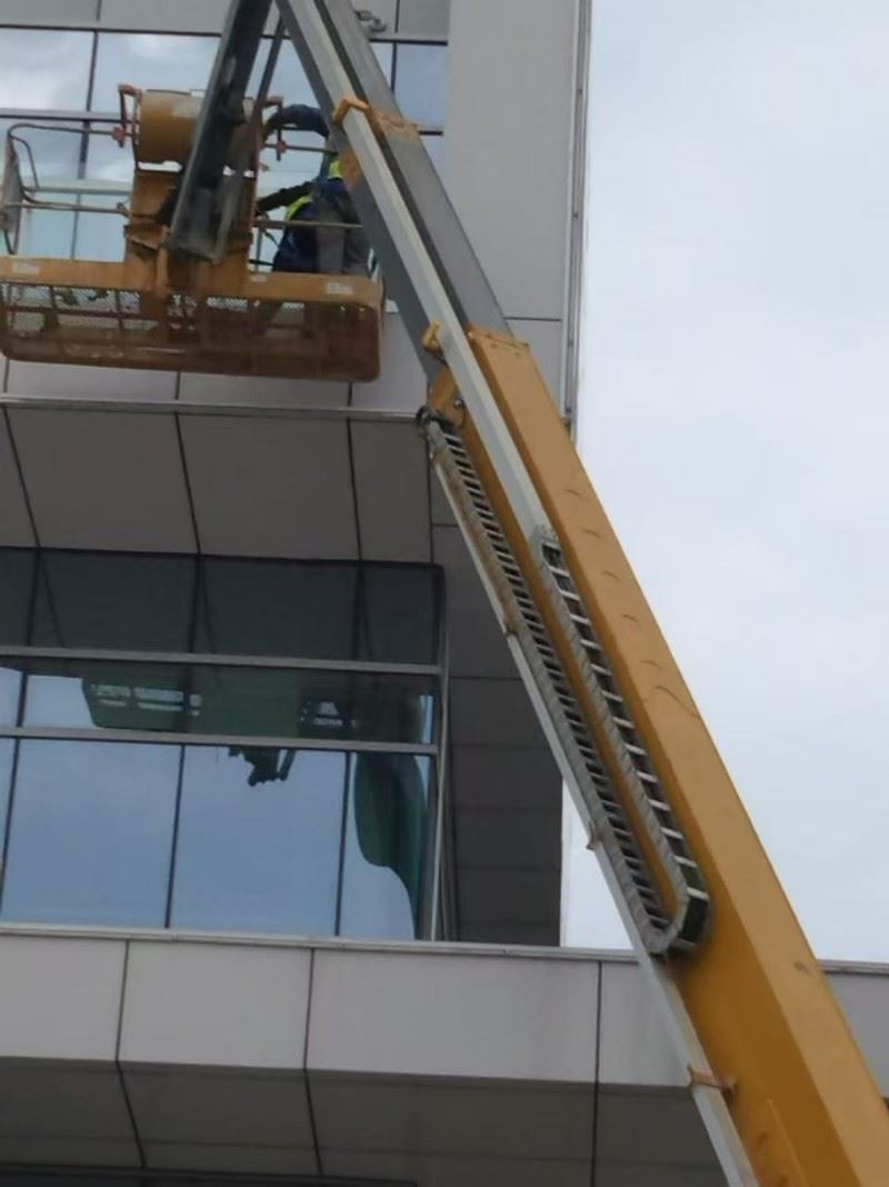 深圳高空玻璃清洗公司 清洗幕墙玻璃 广告牌清洁服务