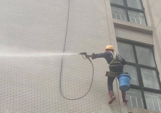 深圳龙岗出租房保洁 外墙清洗 擦玻璃 洗地面