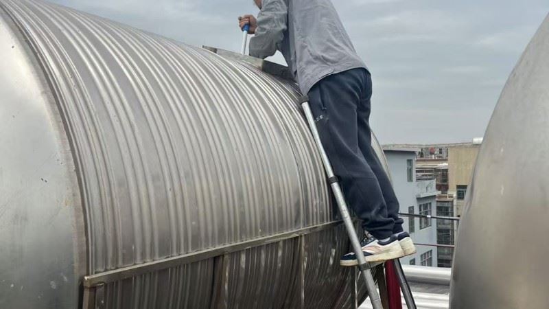 深圳市二次供水水塔清洗,水池清洗,自来水质三方检测,去除发霉玻璃胶印