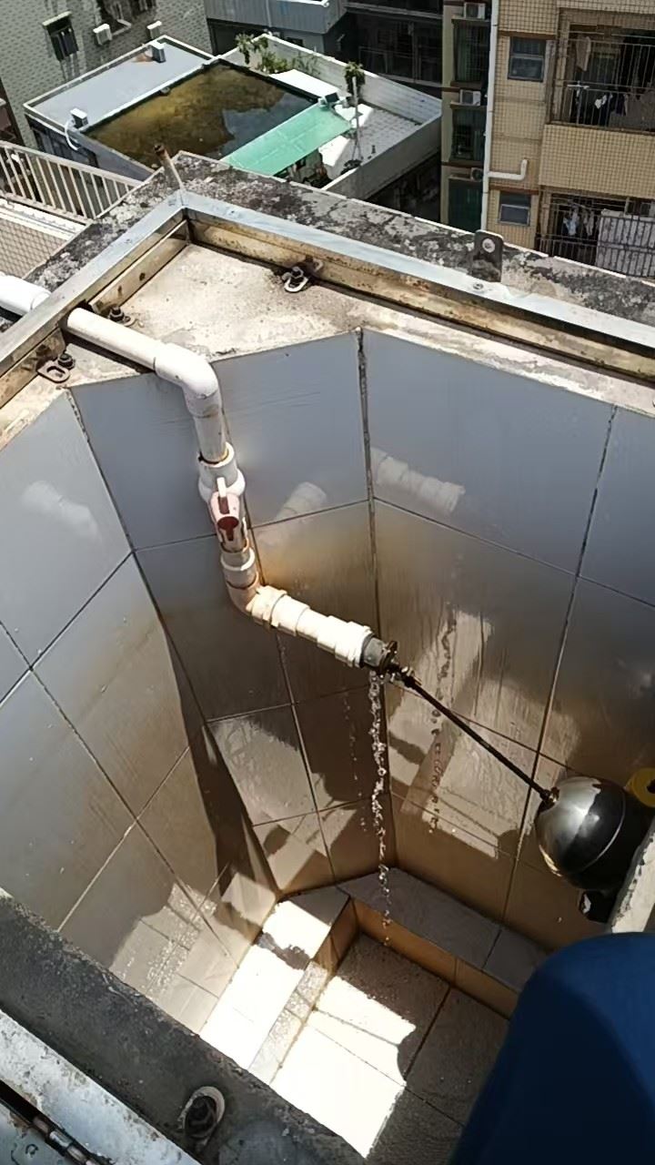 深圳市二次供水水塔清洗,水池清洗,自来水质三方检测,去除发霉玻璃胶印