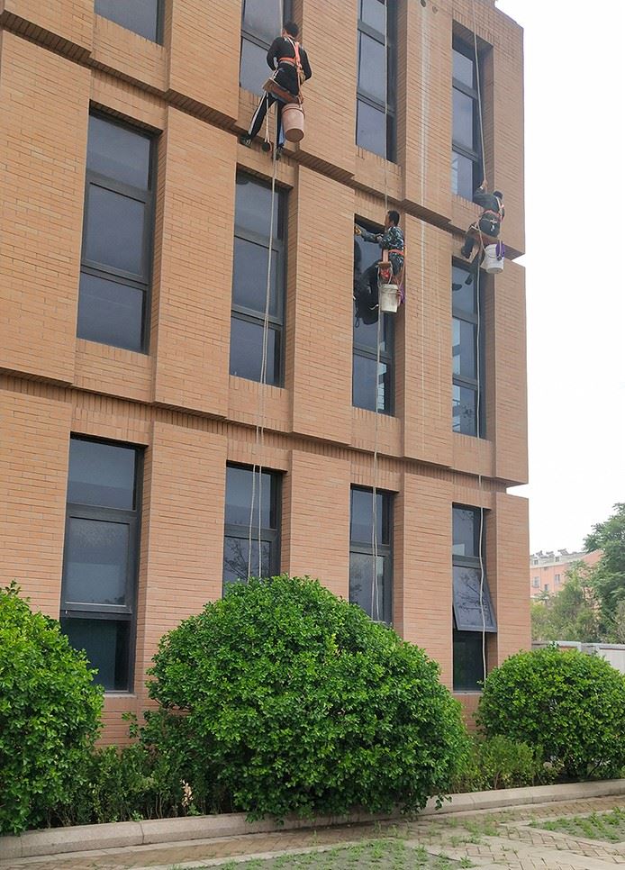 深圳龙岗附近高空外墙清洗公司电话